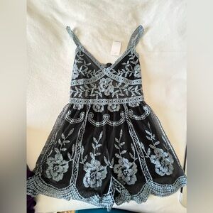 Bought this romper at beehive boutique. Never worn. Super cute!